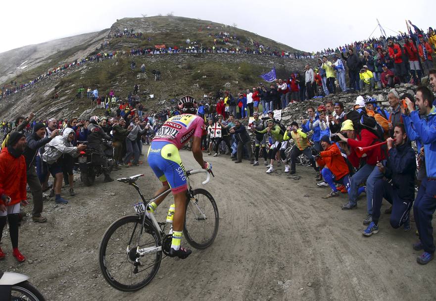 Giro 2015: la ventesima e penultima tappa affronta il Colle delle Finestre. Gli ultimi otto km in sterrato vedono la maglia rosa Contador arrancare, mentre Landa e Aru decollano. Reuters